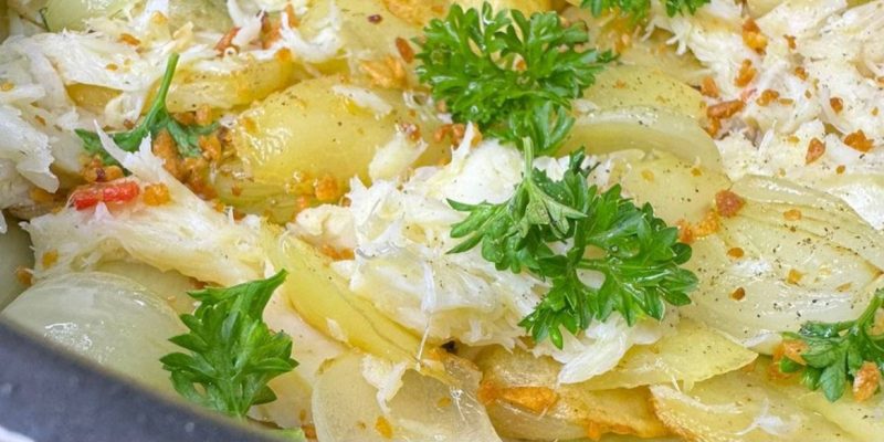 Bacalhau em batatas no azeite e cebolas douradas