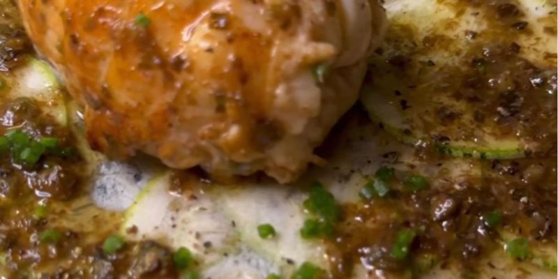 CAVAQUINHA AO MOLHO DE MANTEIGA QUEIMADA E ALCAPARRAS COM ABOBRINHAS ITALIANAS