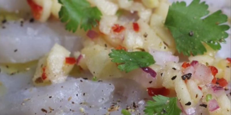 CRUDO DE PEIXE COM VINAGRETE DE MAÇA