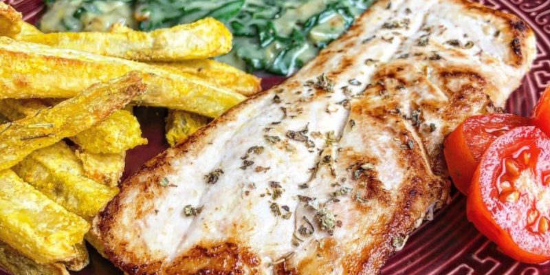 Dourado com creme de espinafre e batata doce frita