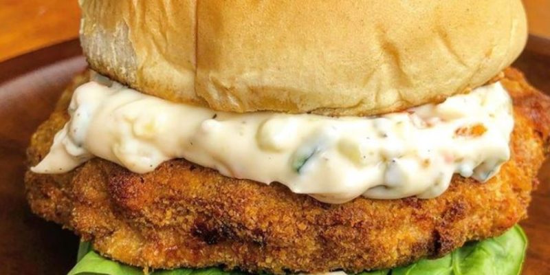 Hambúrguer de camarão com molho de limão siciliano