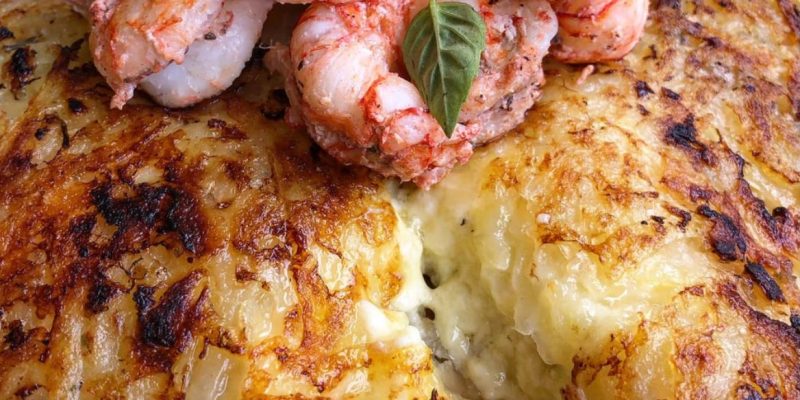 Lagostim flambado e batata rostie recheada com queijo