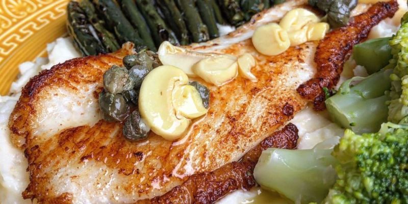 Linguado com purê de batata, vegetais e molho de alcaparras com champignon