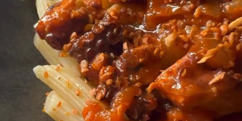 Massa ao molho vermelho de polvo