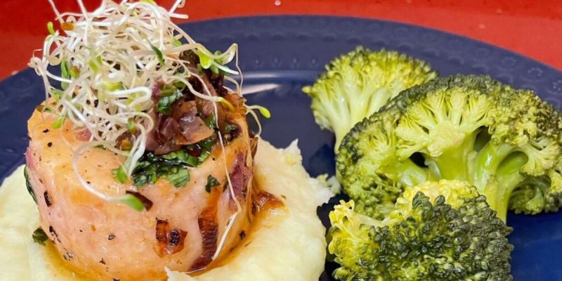Medalhões de salmão com mousseline de batata e brócolis