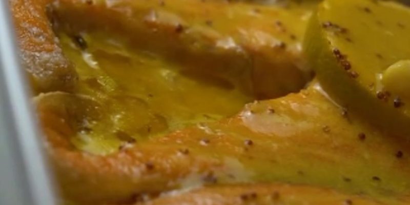 Posta de salmão com suco de laranja