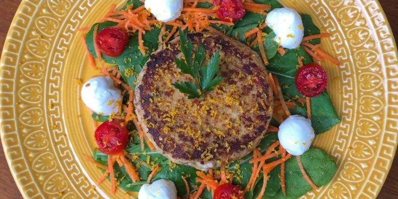 Salada com hambúrguer de siri e raspas de Bottarga Gold