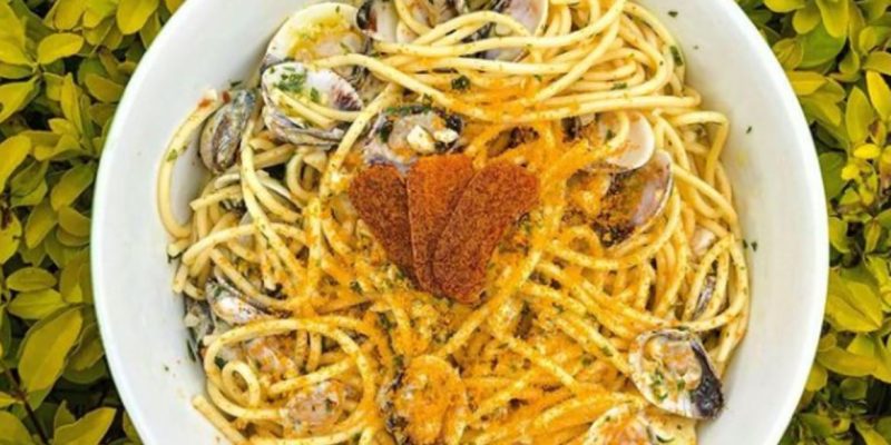 Spaghetti alle vongole com bottarga ralada