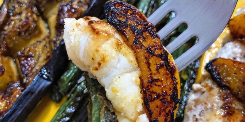 Tamboril acompanhado de berinjela assada com teriyaki, vagem e damasco grelhado