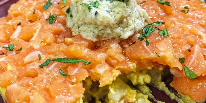 Tartar de salmão com guacamole.