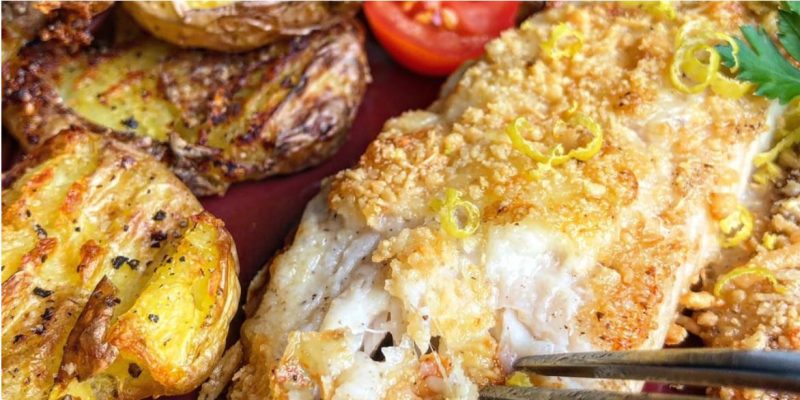 Tilápia com catupiry e crosta de parmesão acompanhada de batatinhas ao murro