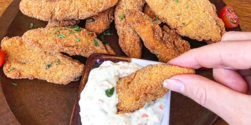 Tilápia do mar empanada com molho tártaro