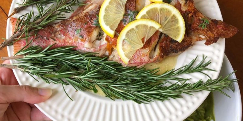 Vermelho com spaghetti ao pesto